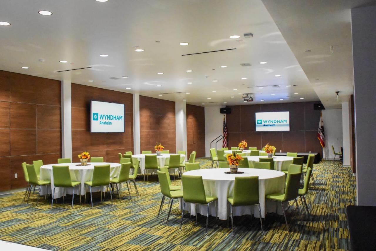 Wyndham Anaheim Hotel Bagian luar foto